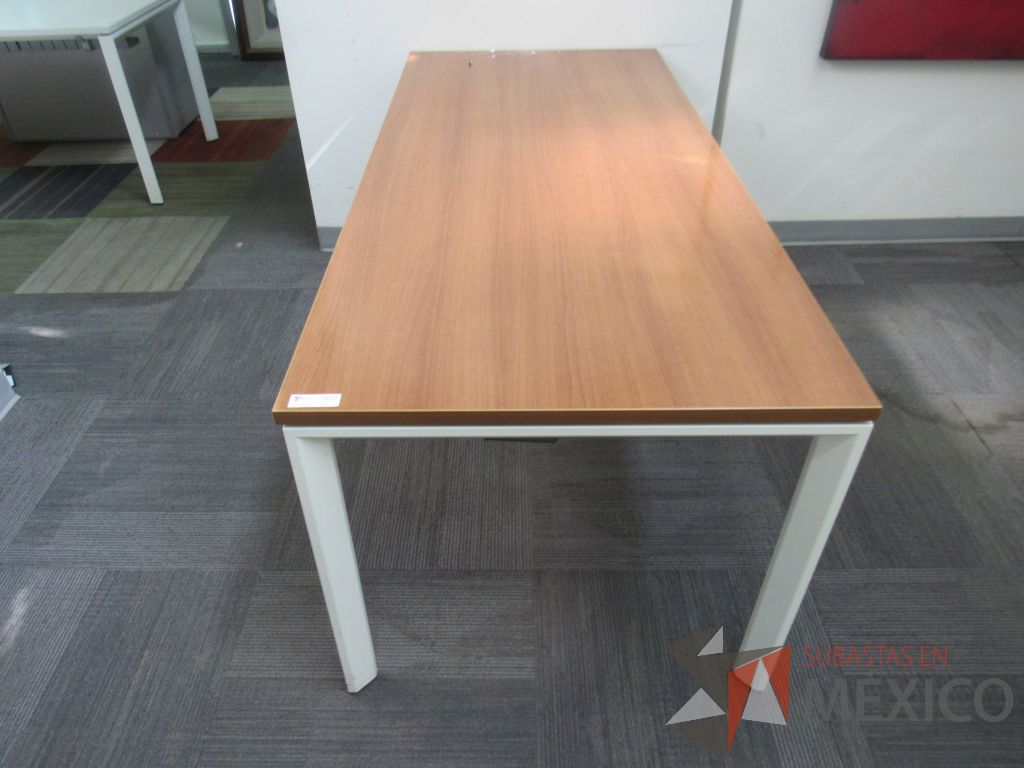 Lote 015 - 3 Mesas de trabajo con base metálica y cubierta color madera - Imagen 10