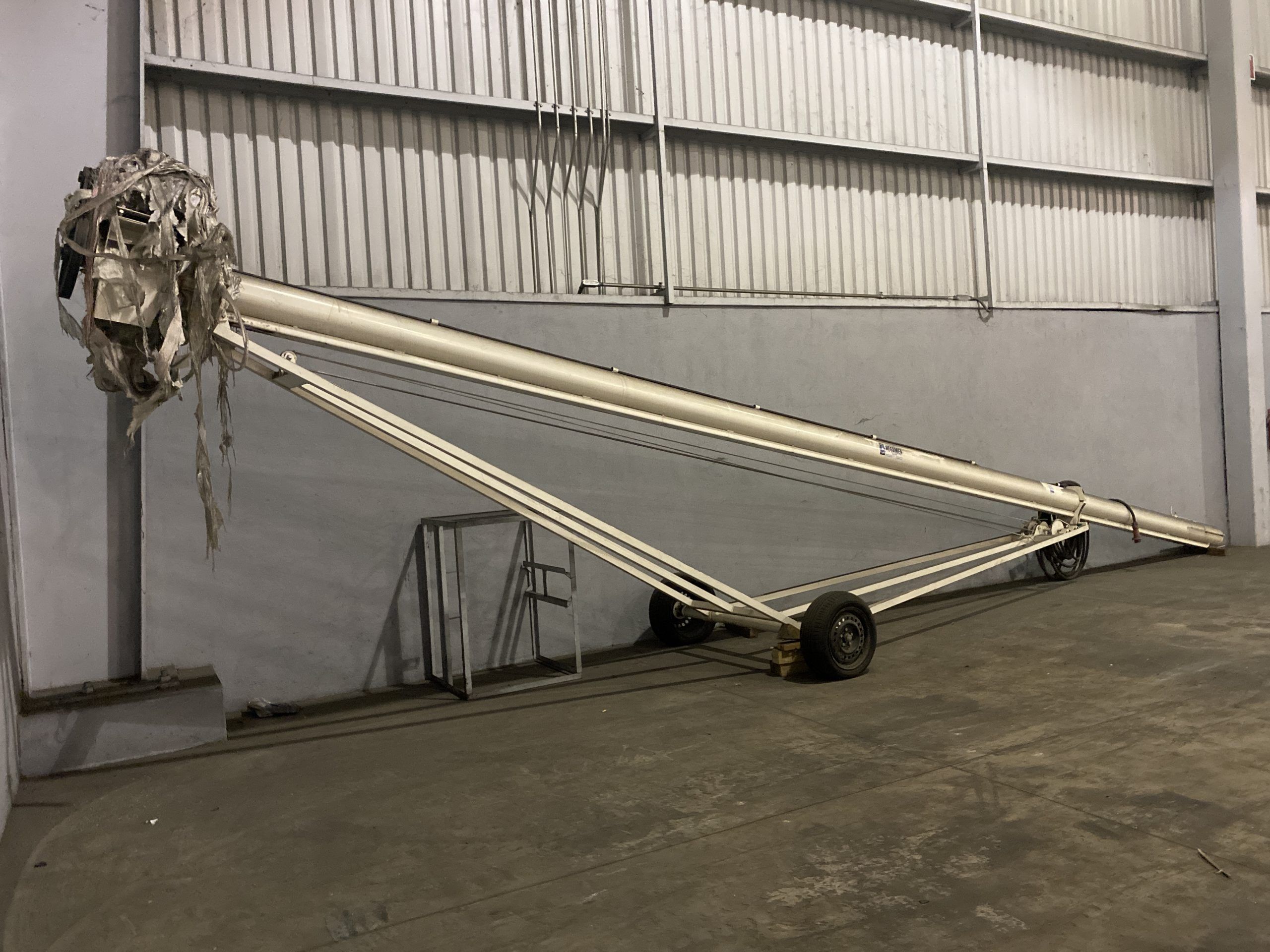 Lote 003 - Transportador para granos, helicoidal de bazuca metálica con ruedas color blanco