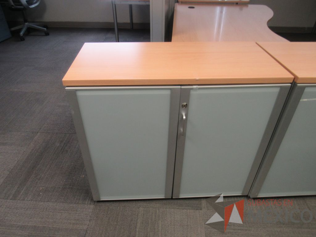 Lote 110 - Gabinete con 2 puertas, 1 entrepaño y cubierta color madera - Imagen 5