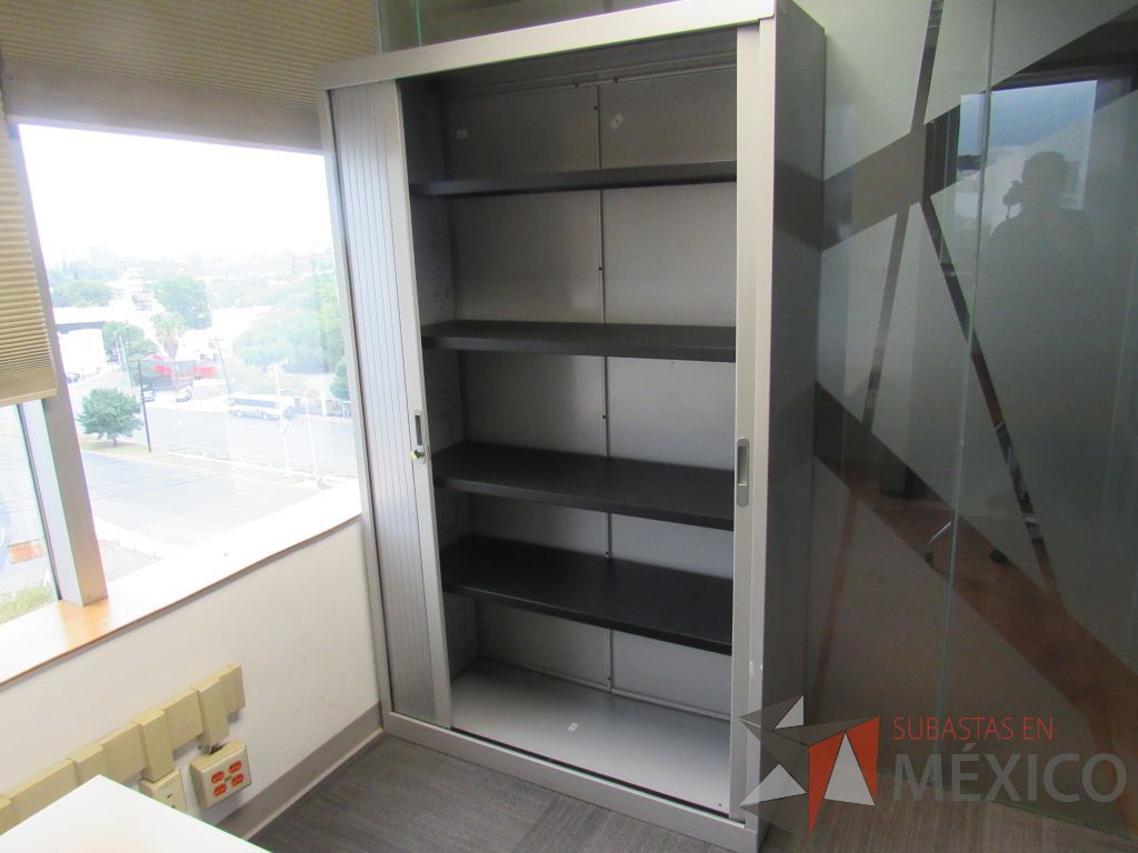 Lote 054 - 2 Gabinetes metálicos altos con 2 puertas corredizas y 4 entrepaños - Imagen 2