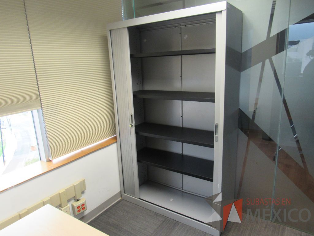 Lote 054 - 2 Gabinetes metálicos altos con 2 puertas corredizas y 4 entrepaños - Imagen 3