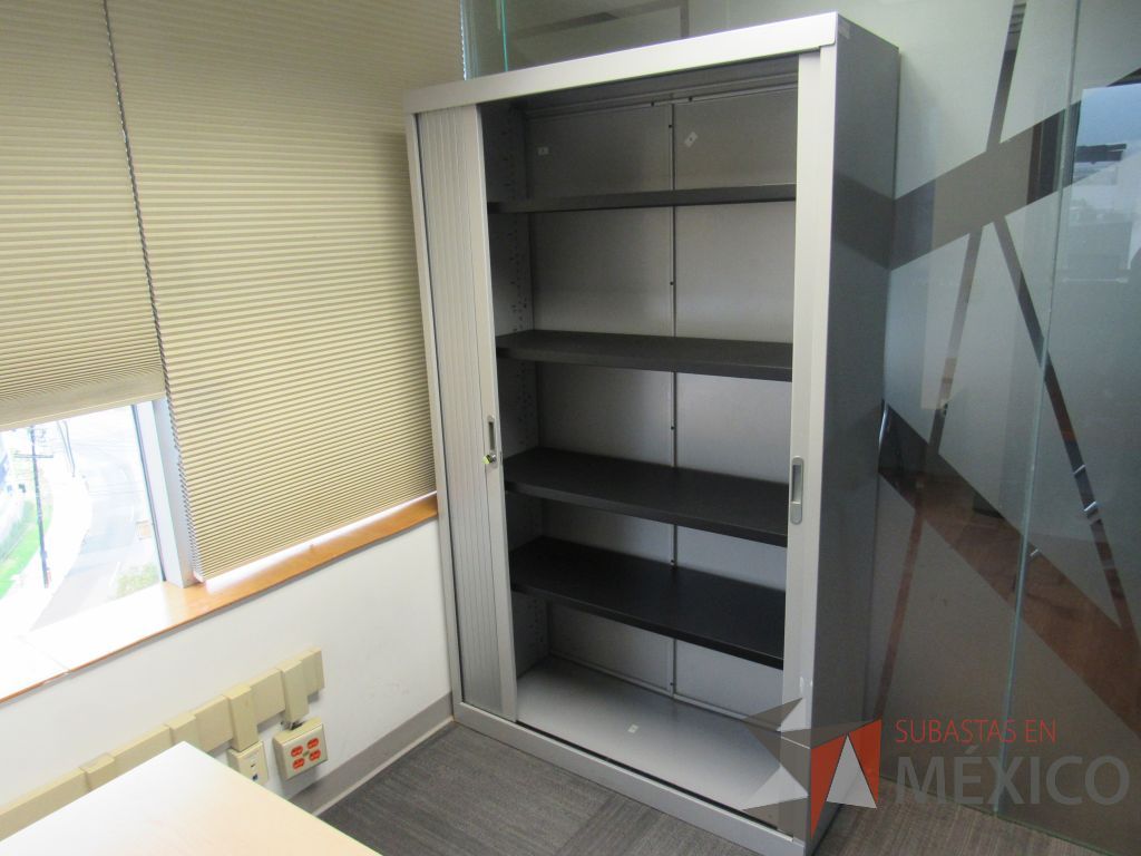 Lote 054 - 2 Gabinetes metálicos altos con 2 puertas corredizas y 4 entrepaños - Imagen 4