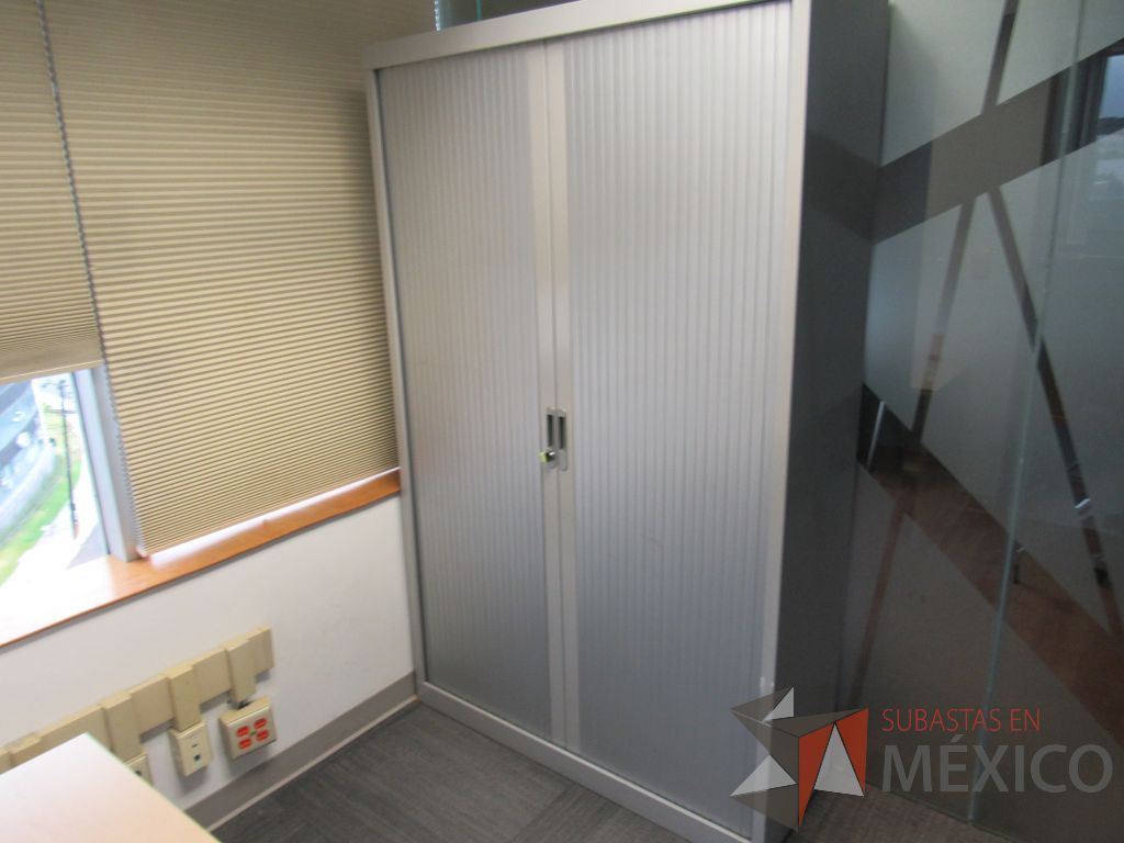 Lote 054 - 2 Gabinetes metálicos altos con 2 puertas corredizas y 4 entrepaños - Imagen 5