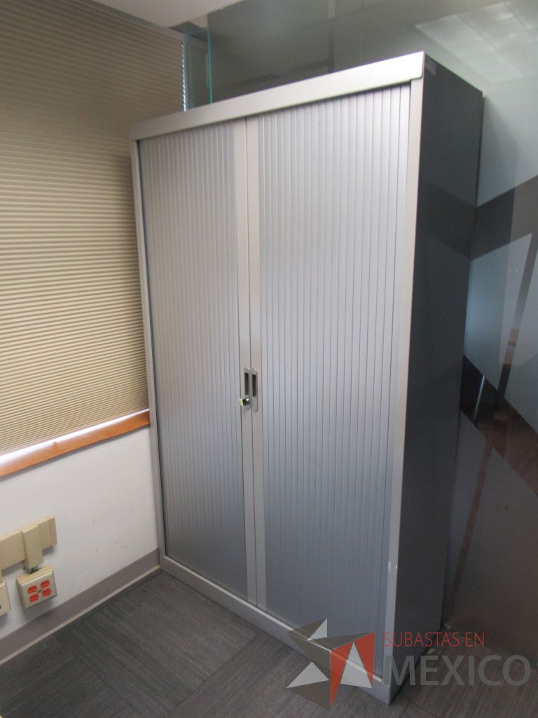 Lote 054 - 2 Gabinetes metálicos altos con 2 puertas corredizas y 4 entrepaños - Imagen 6