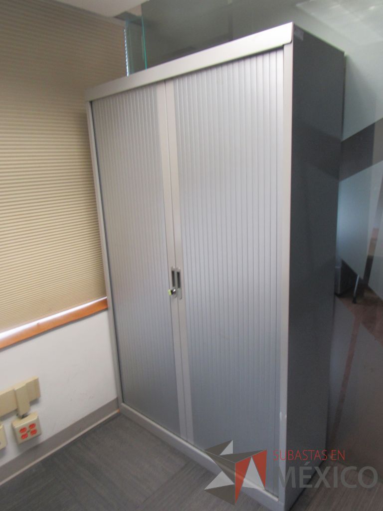 Lote 054 - 2 Gabinetes metálicos altos con 2 puertas corredizas y 4 entrepaños - Imagen 7