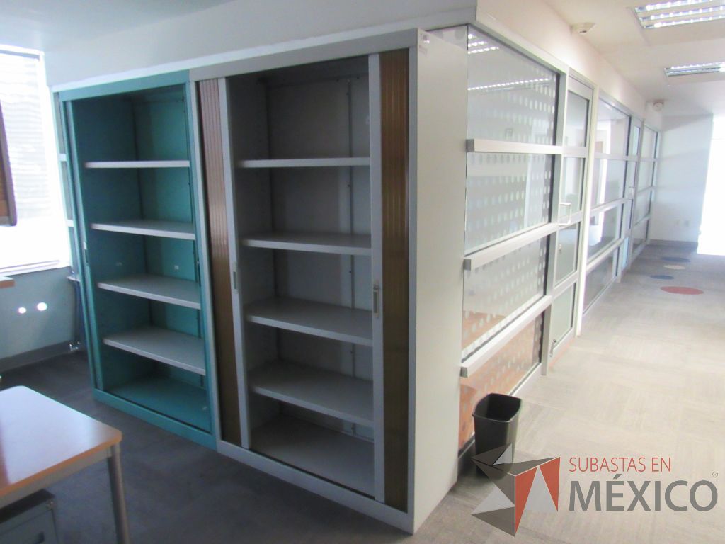 Lote 084 - 2 Gabinetes metálicos altos con 2 puertas corredizas plásticas - Imagen 2