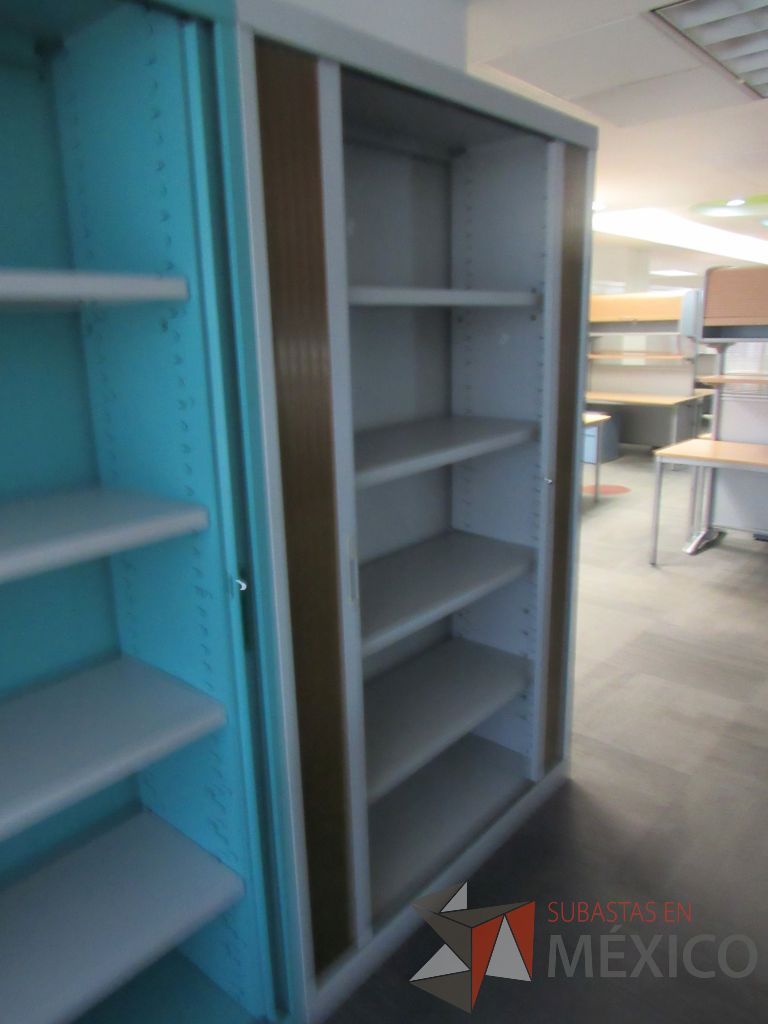 Lote 084 - 2 Gabinetes metálicos altos con 2 puertas corredizas plásticas - Imagen 3