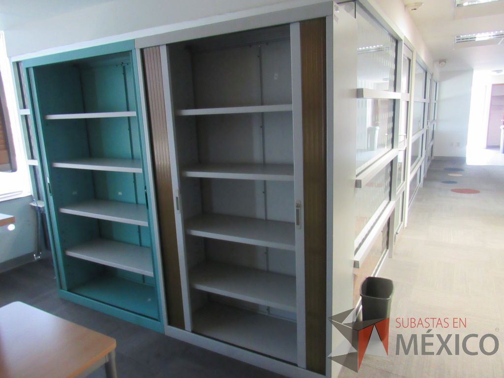 Lote 084 - 2 Gabinetes metálicos altos con 2 puertas corredizas plásticas - Imagen 4