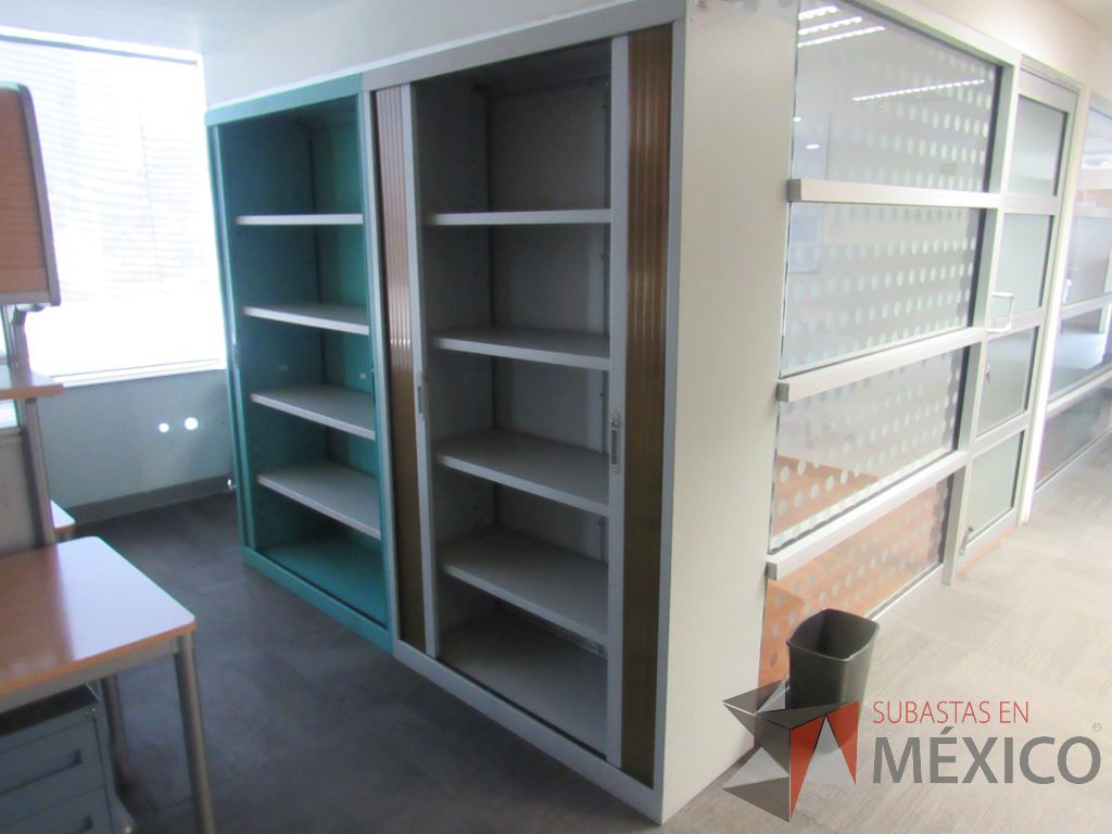 Lote 084 - 2 Gabinetes metálicos altos con 2 puertas corredizas plásticas - Imagen 5