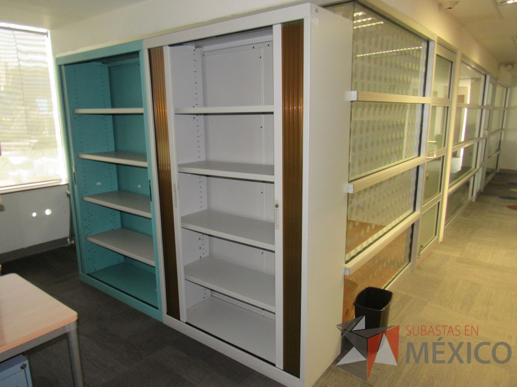 Lote 084 - 2 Gabinetes metálicos altos con 2 puertas corredizas plásticas - Imagen 6