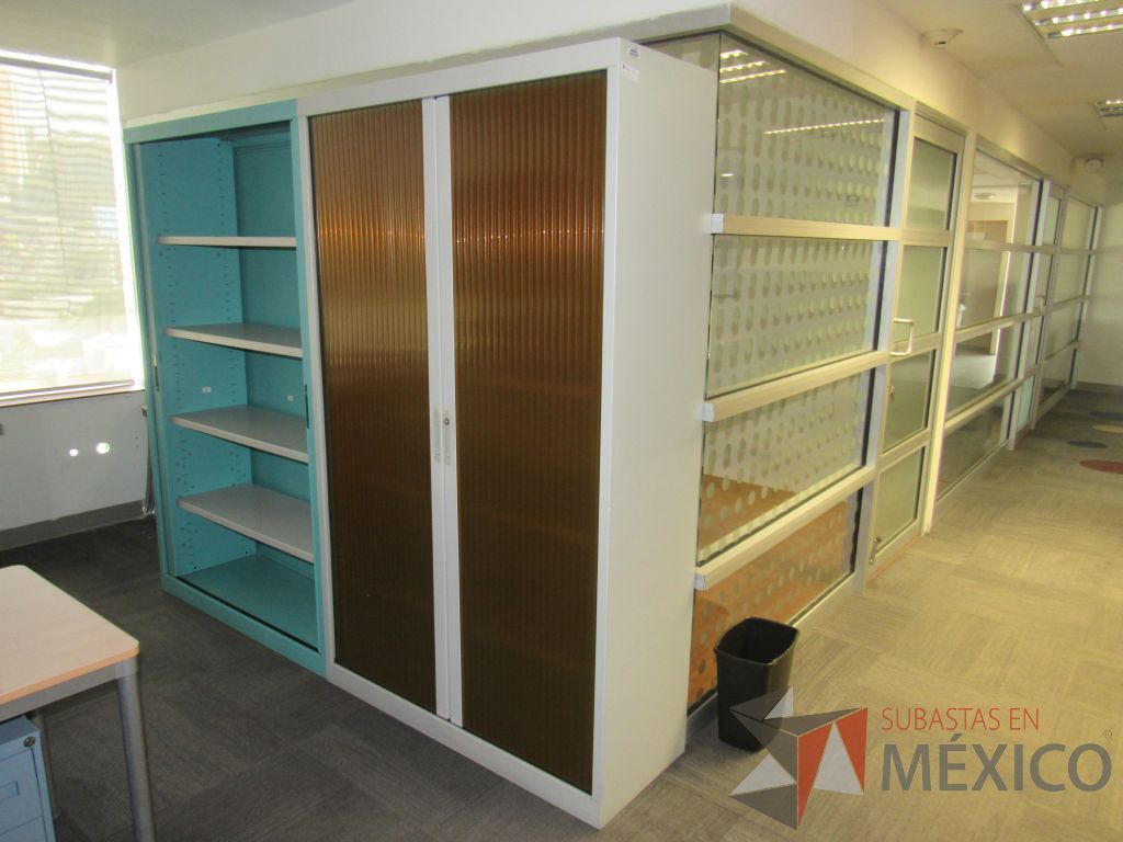 Lote 084 - 2 Gabinetes metálicos altos con 2 puertas corredizas plásticas