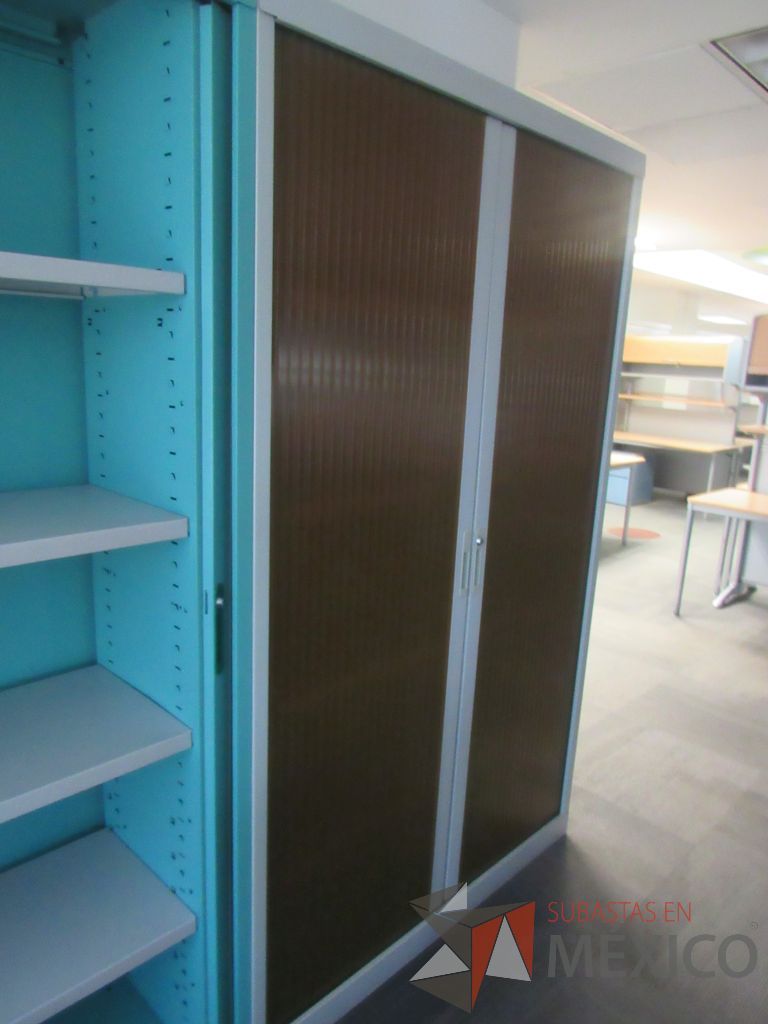 Lote 084 - 2 Gabinetes metálicos altos con 2 puertas corredizas plásticas - Imagen 7