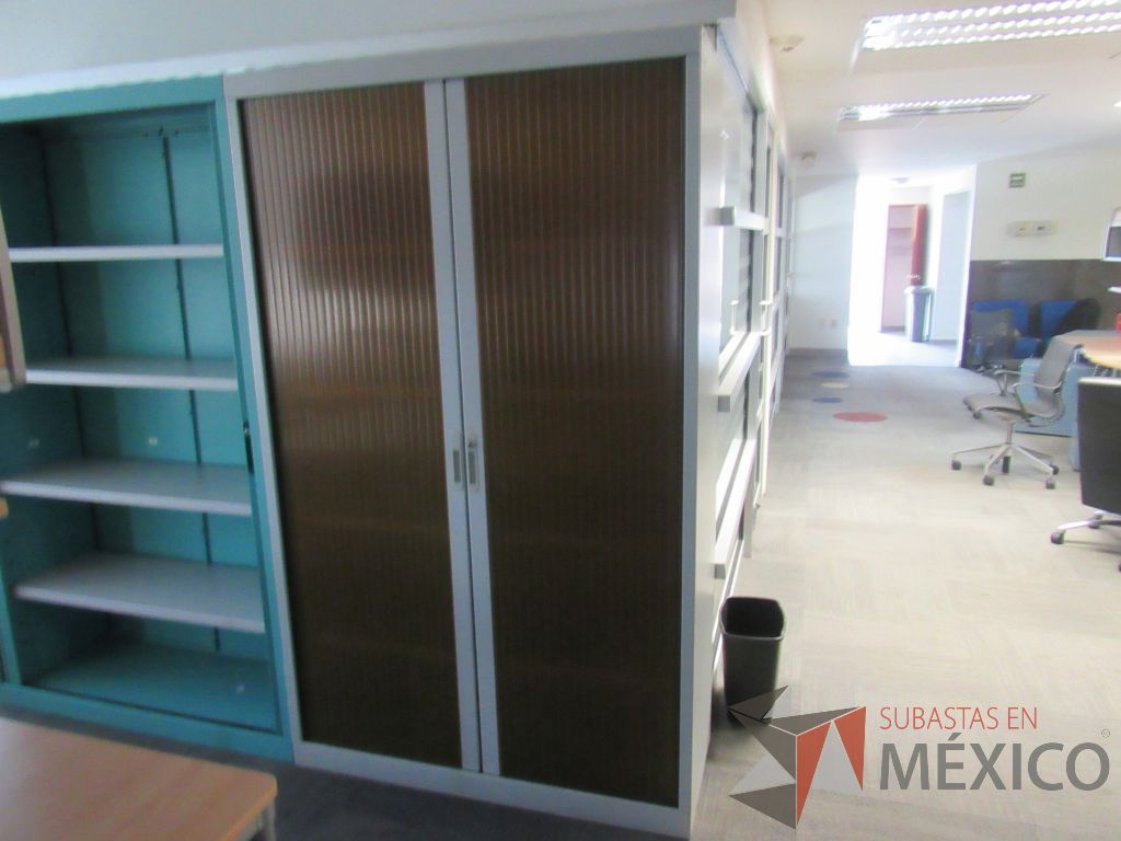 Lote 084 - 2 Gabinetes metálicos altos con 2 puertas corredizas plásticas - Imagen 8