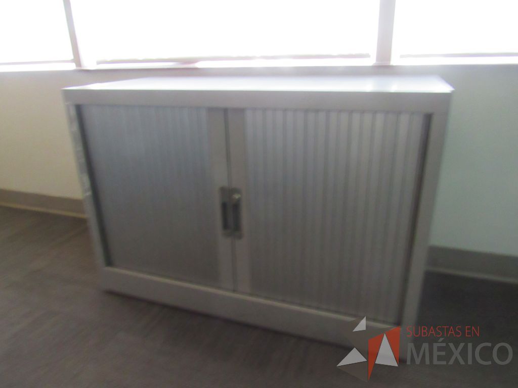 Lote 062 - 2 Gabinetes metálicos con 2 puertas corredizas color gris y 1 entrepaño color