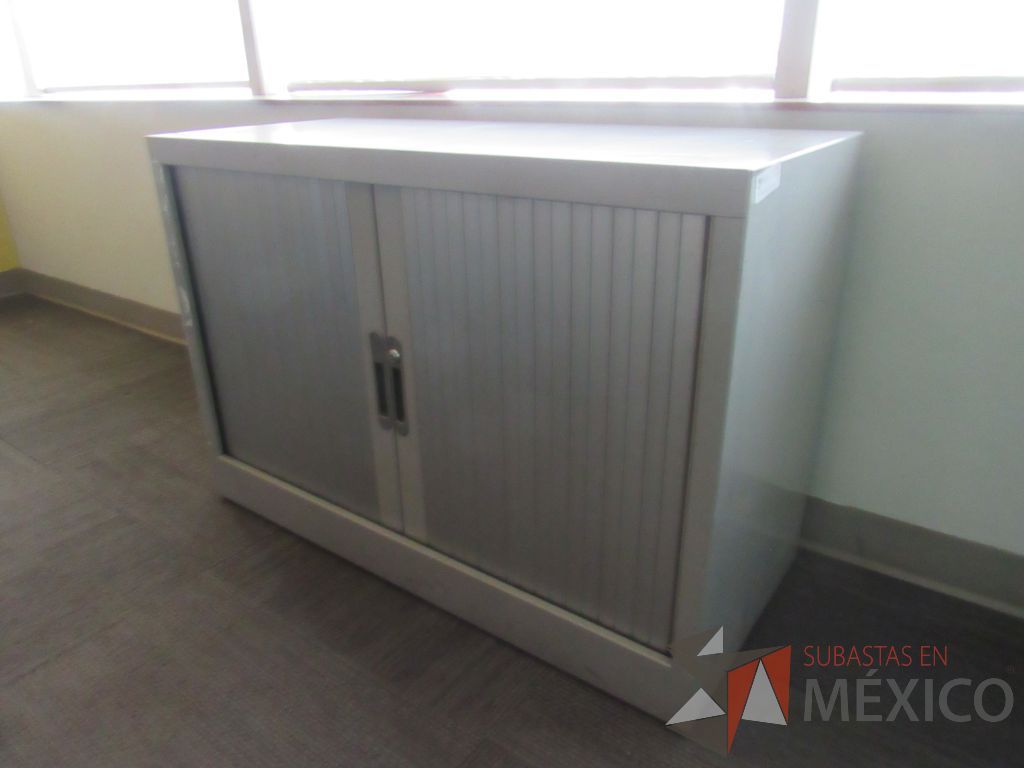 Lote 062 - 2 Gabinetes metálicos con 2 puertas corredizas color gris y 1 entrepaño color - Imagen 2