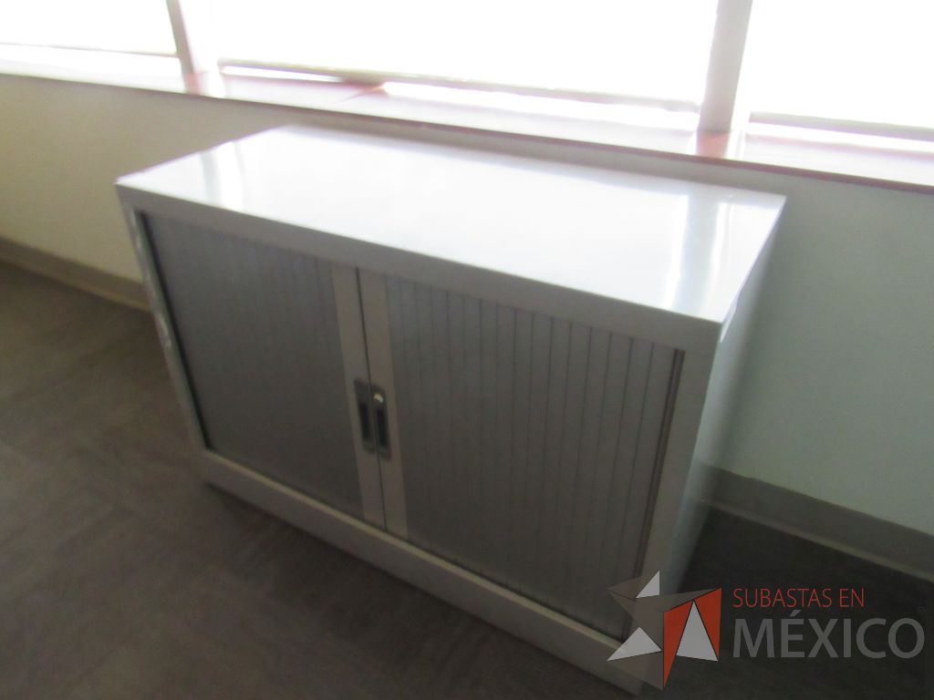 Lote 062 - 2 Gabinetes metálicos con 2 puertas corredizas color gris y 1 entrepaño color - Imagen 3