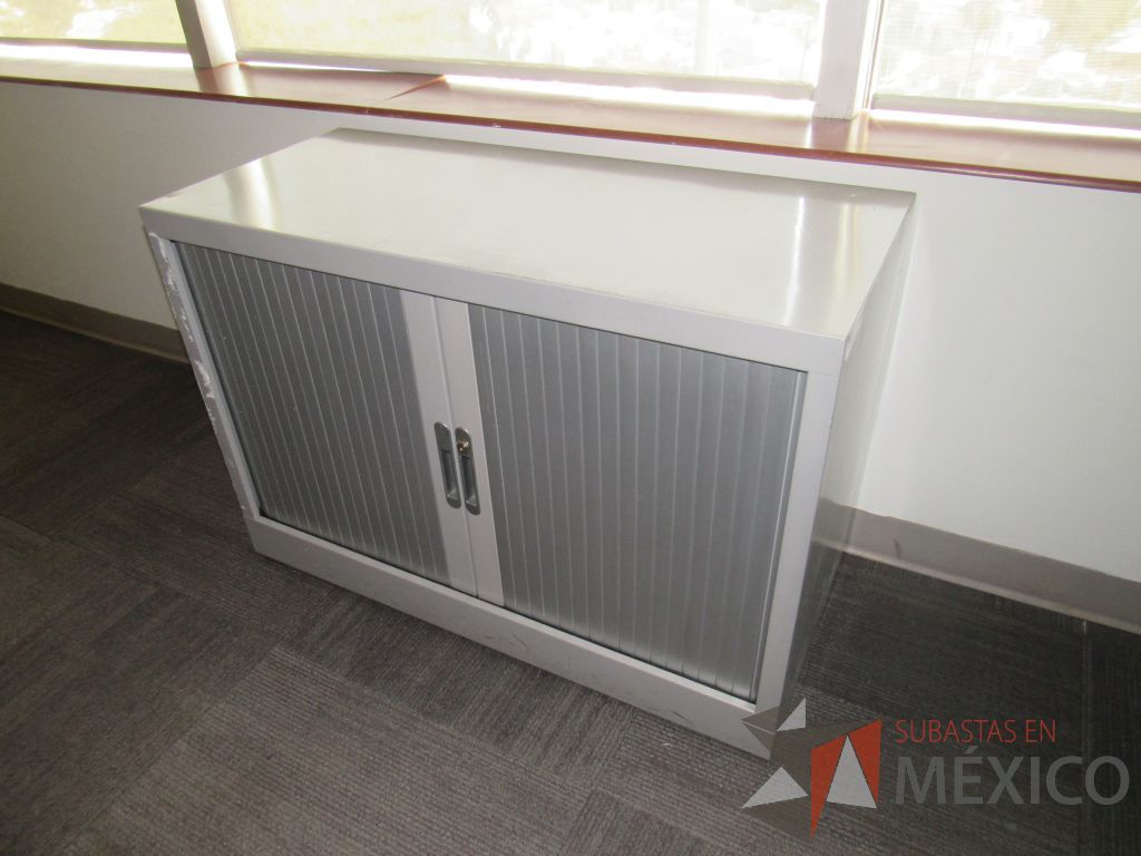 Lote 062 - 2 Gabinetes metálicos con 2 puertas corredizas color gris y 1 entrepaño color - Imagen 5