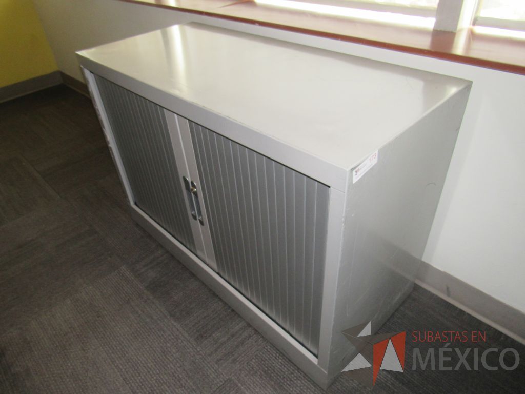 Lote 062 - 2 Gabinetes metálicos con 2 puertas corredizas color gris y 1 entrepaño color - Imagen 6
