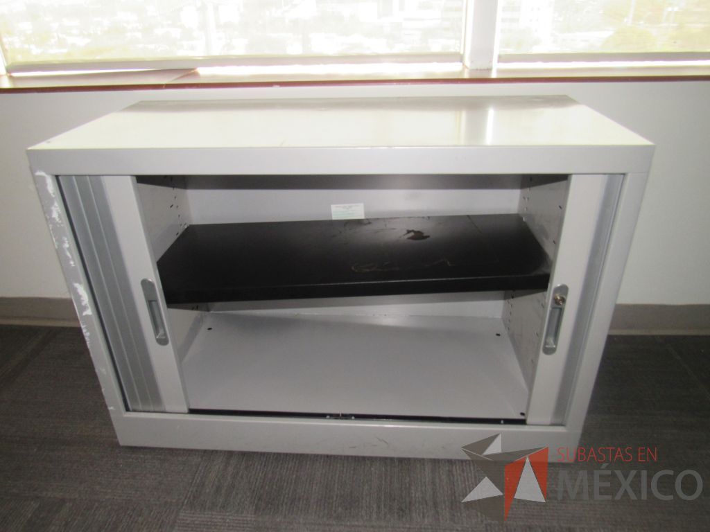 Lote 062 - 2 Gabinetes metálicos con 2 puertas corredizas color gris y 1 entrepaño color - Imagen 7