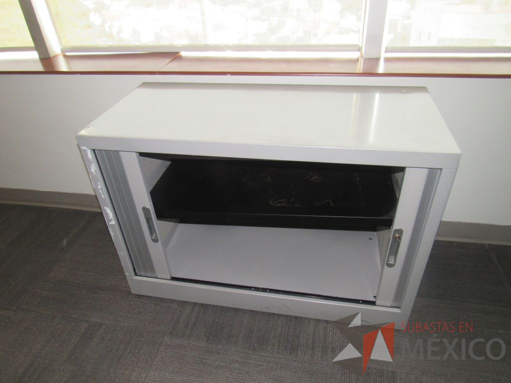 Lote 062 - 2 Gabinetes metálicos con 2 puertas corredizas color gris y 1 entrepaño color - Imagen 8