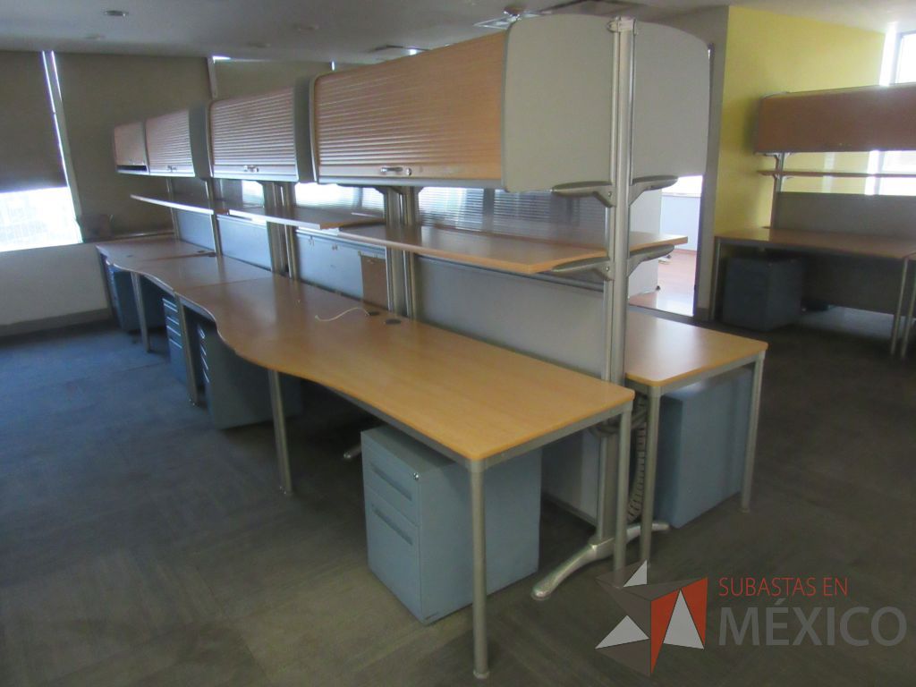 Lote 025 - Estación de trabajo para 8 personas con 8 gavetas, 2 repisas y 8 archivero vertical de 2 cajones color azul - Imagen 2