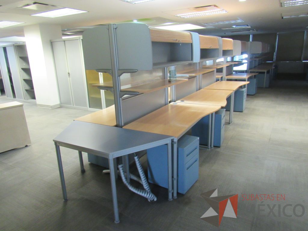 Lote 037 - Estación de trabajo para 6 personas y mesa de trabajo con cubierta color azul - Imagen 2