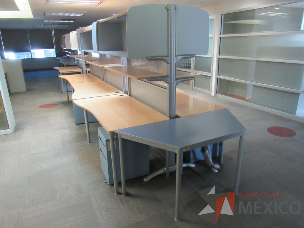 Lote 037 - Estación de trabajo para 6 personas y mesa de trabajo con cubierta color azul - Imagen 4