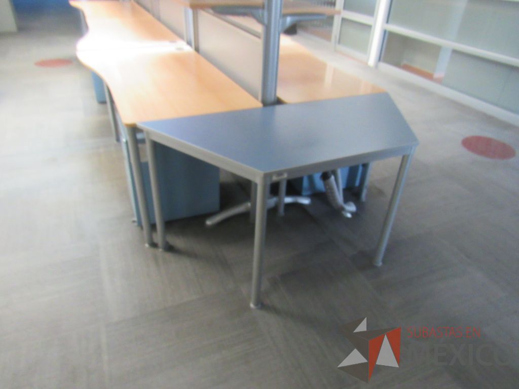 Lote 037 - Estación de trabajo para 6 personas y mesa de trabajo con cubierta color azul - Imagen 6