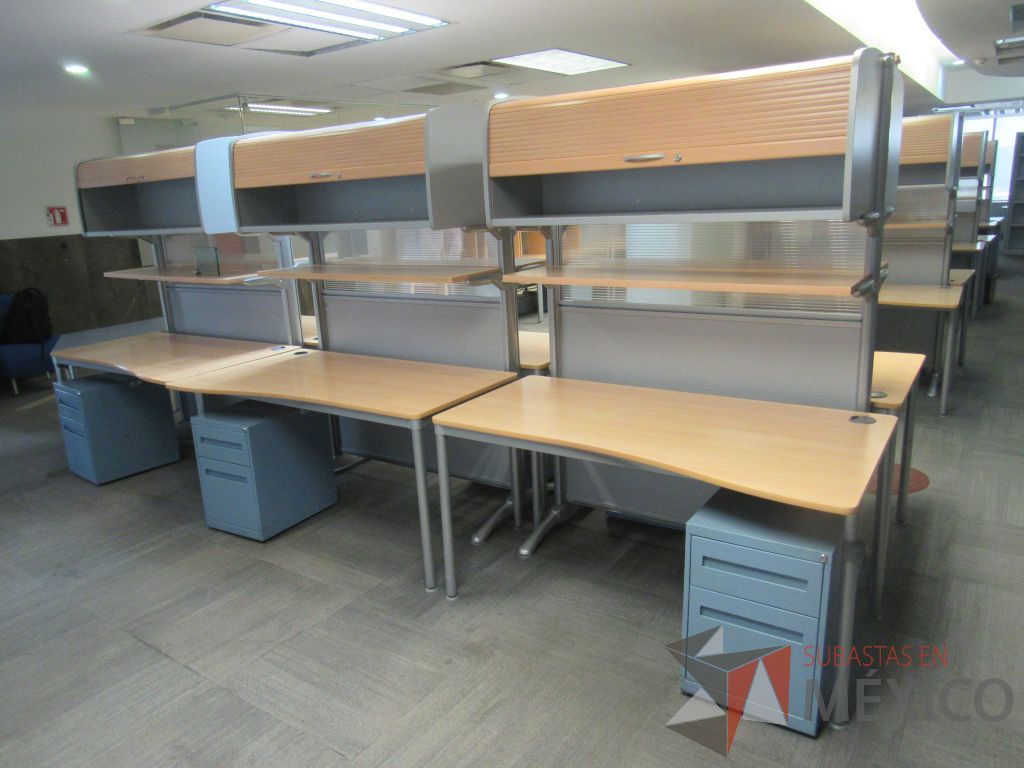 Lote 037 - Estación de trabajo para 6 personas y mesa de trabajo con cubierta color azul