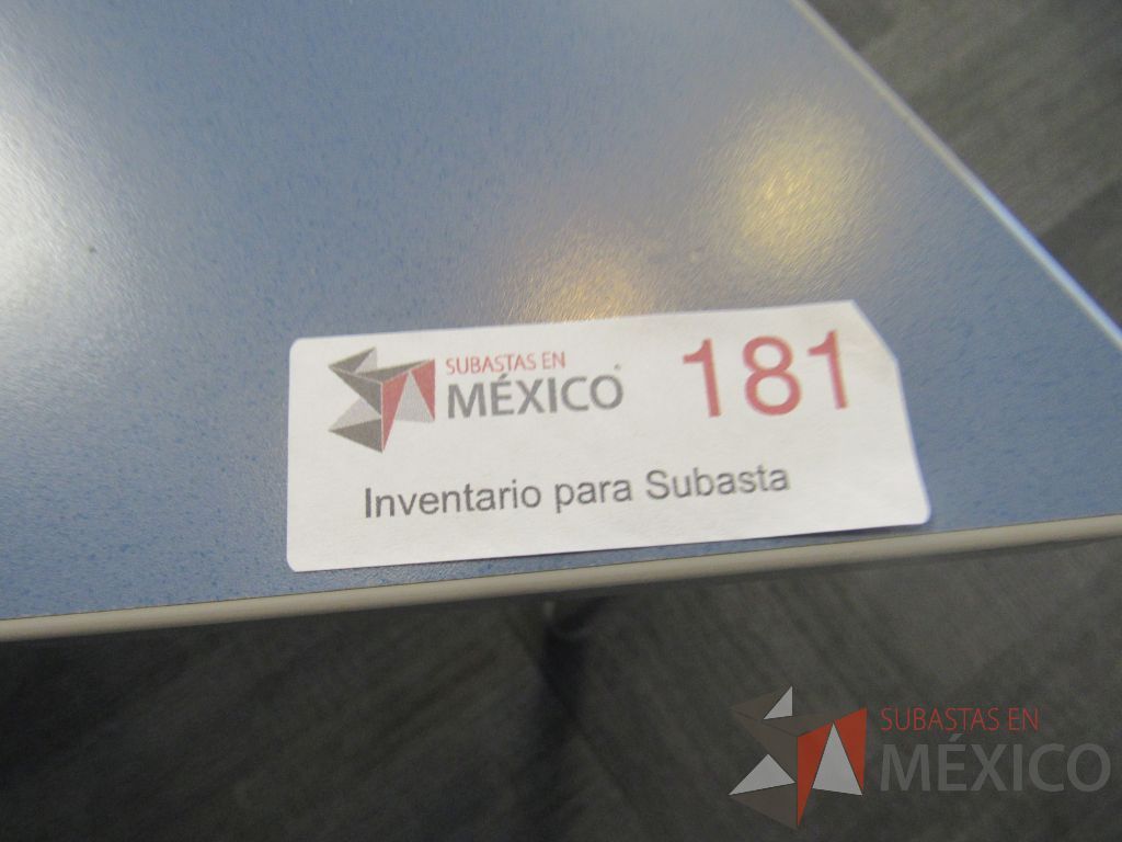 Lote 034 - Mesa de sala de juntas en herradura en 7 piezas con base metálica y cubierta color azul - Imagen 2