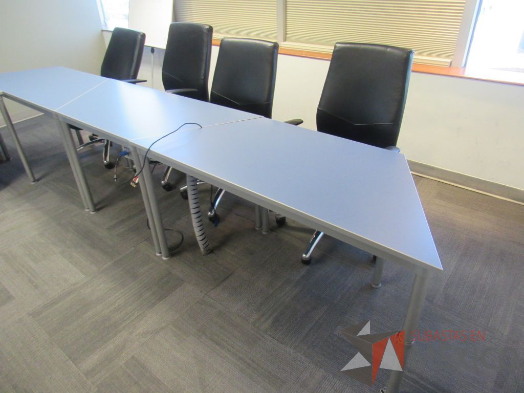 Lote 034 - Mesa de sala de juntas en herradura en 7 piezas con base metálica y cubierta color azul - Imagen 9