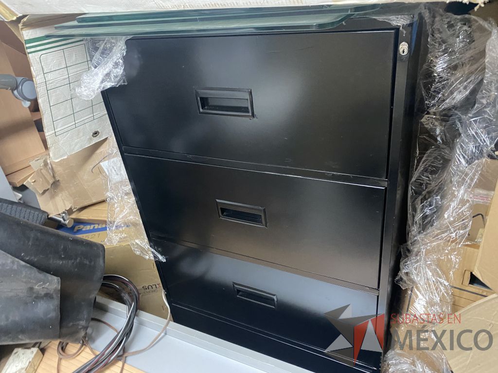 Lote 032 - 350 piezas para estaciones de trabajo, 2 mamparas altas con 4 gavetas y silla tipo piel - Imagen 27