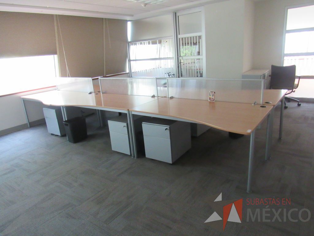 Lote 028 - Estación de trabajo para 6 personas con mampara baja y 6 archiveros de 2 cajones color gris