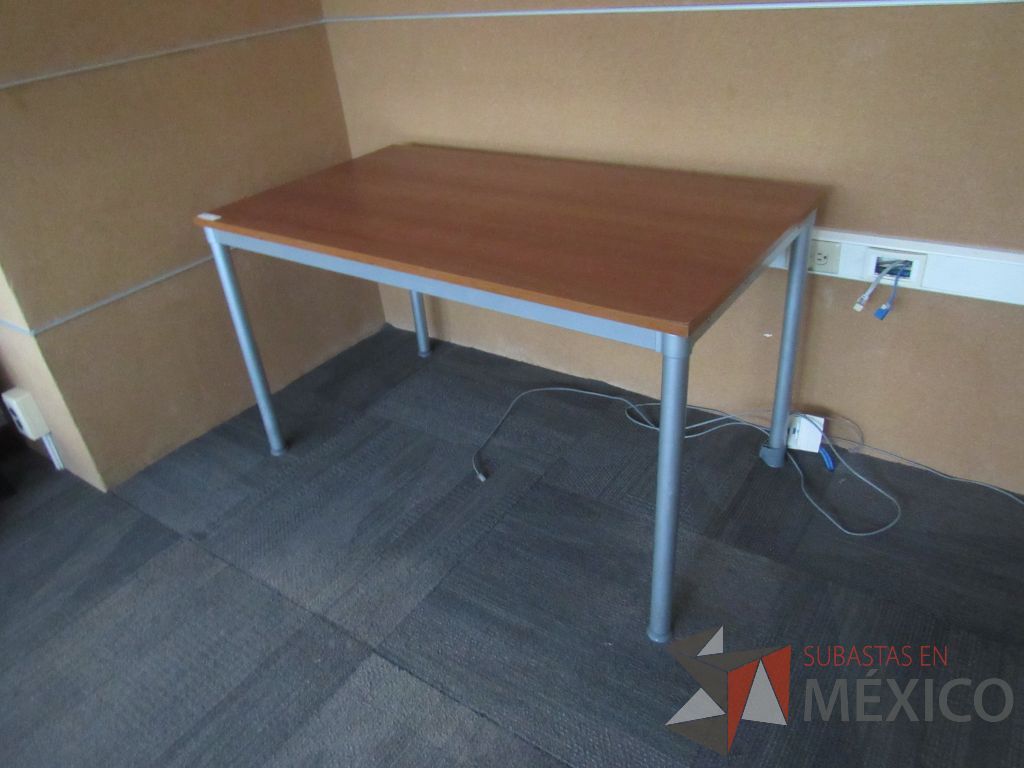 Lote 085 - 2 Mesas de trabajo con base metálica y cubierta color madera - Imagen 3