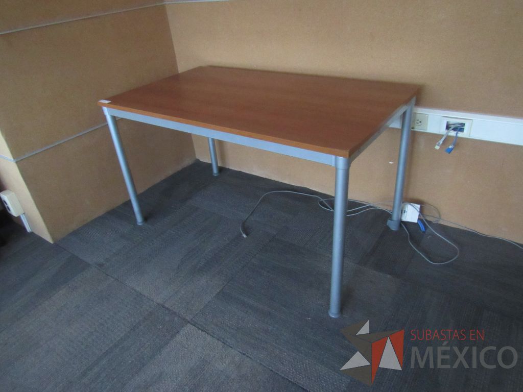 Lote 085 - 2 Mesas de trabajo con base metálica y cubierta color madera - Imagen 4
