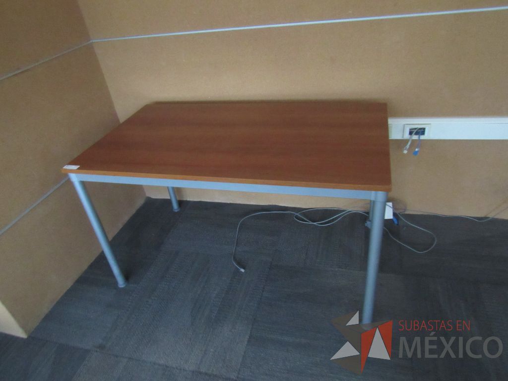 Lote 085 - 2 Mesas de trabajo con base metálica y cubierta color madera