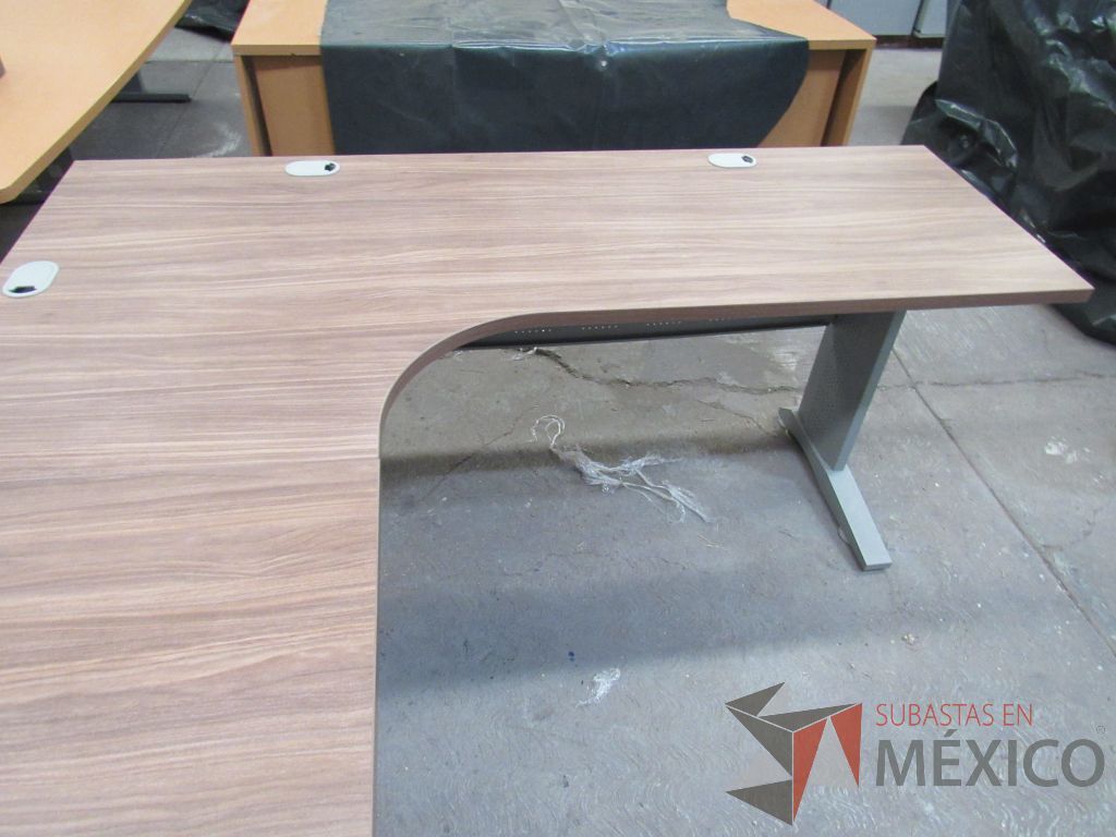 Lote 065 - Escritorio en herradura con base metálica, archivero de pedestal de 3 cajones y cubierta color café con terminación rectangular - Imagen 9
