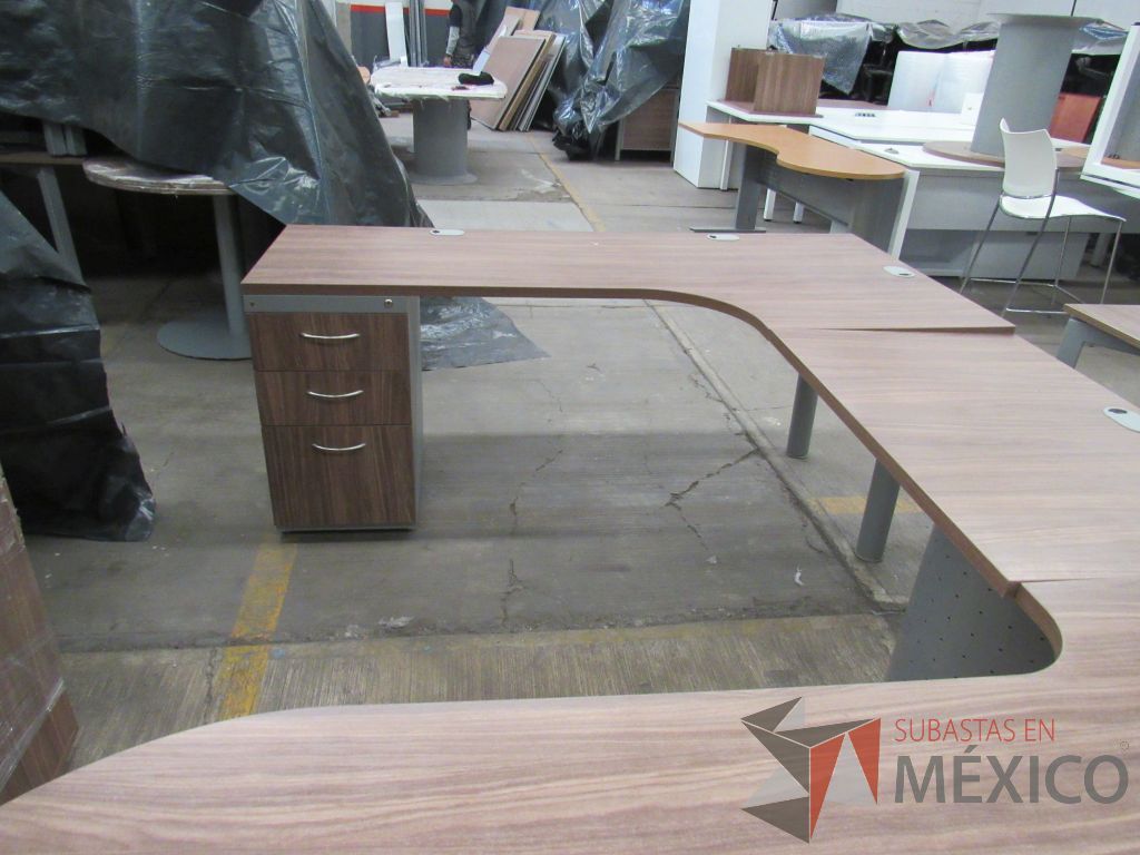 Lote 064 - Escritorio en herradura con base metálica, archivero de pedestal de 3 cajones y cubierta color café con terminación semicircular - Imagen 13