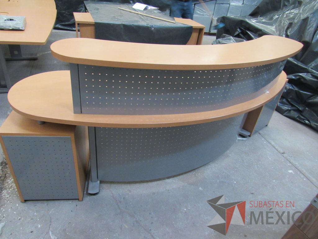 Lote 052 - Muebles de recepción con mampara metálica con 2 archiveros de pedestal y 1 repisa - Imagen 2