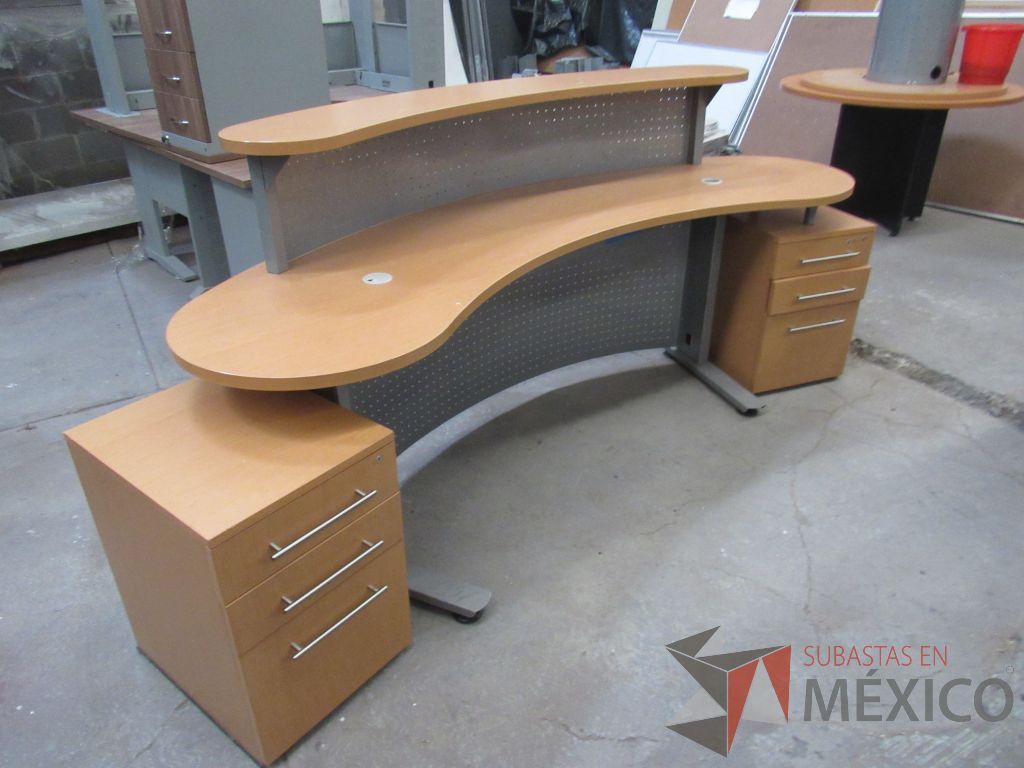 Lote 052 - Muebles de recepción con mampara metálica con 2 archiveros de pedestal y 1 repisa