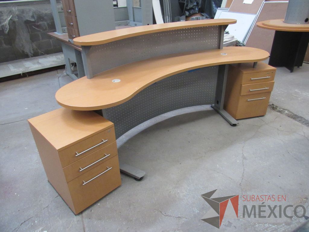 Lote 052 - Muebles de recepción con mampara metálica con 2 archiveros de pedestal y 1 repisa - Imagen 3