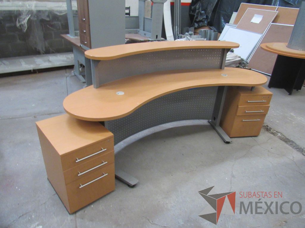 Lote 052 - Muebles de recepción con mampara metálica con 2 archiveros de pedestal y 1 repisa - Imagen 4