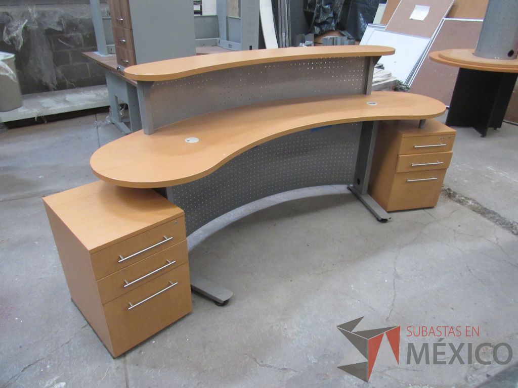 Lote 052 - Muebles de recepción con mampara metálica con 2 archiveros de pedestal y 1 repisa - Imagen 5