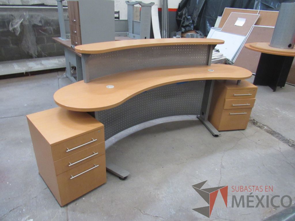 Lote 052 - Muebles de recepción con mampara metálica con 2 archiveros de pedestal y 1 repisa - Imagen 6