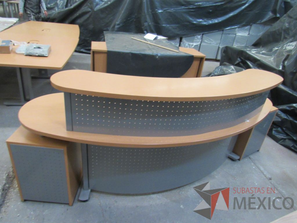 Lote 052 - Muebles de recepción con mampara metálica con 2 archiveros de pedestal y 1 repisa - Imagen 8