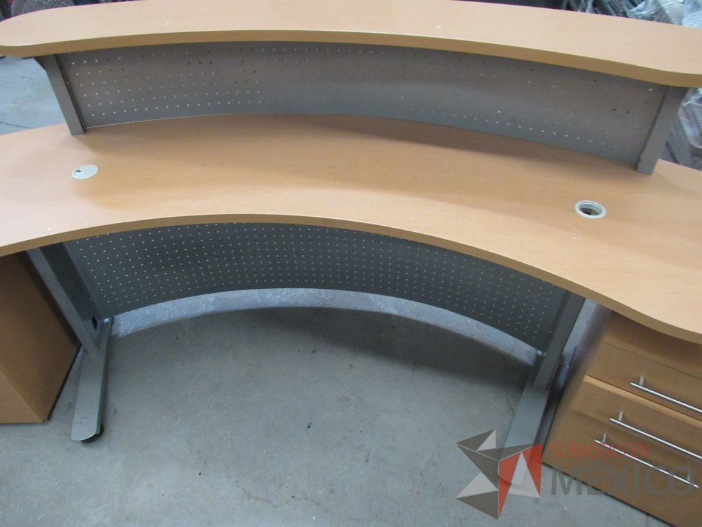 Lote 052 - Muebles de recepción con mampara metálica con 2 archiveros de pedestal y 1 repisa - Imagen 9