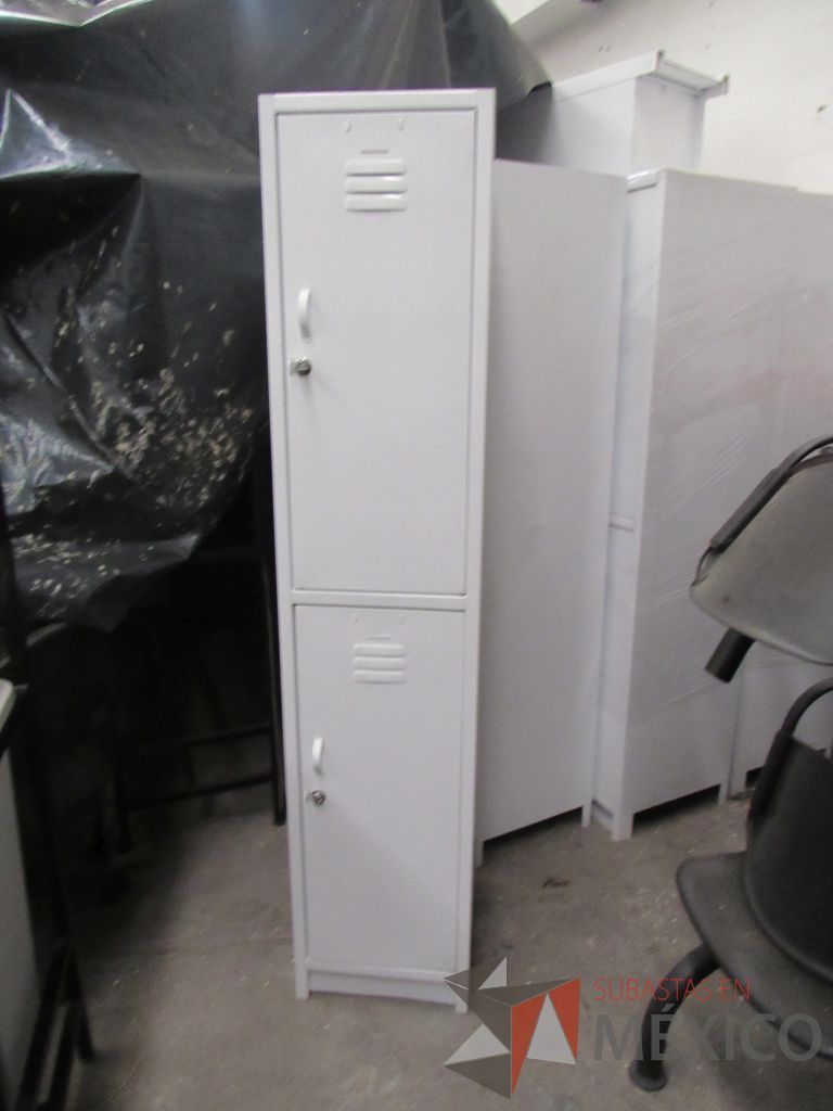 Lote 050 - Casillero metálico de 2 puertas color blanco