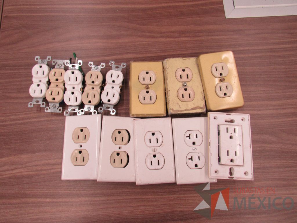 Lote 182 - Rollos de Poliducto, Tramos de cable de uso, Conectores, Remaches y más - Imagen 47