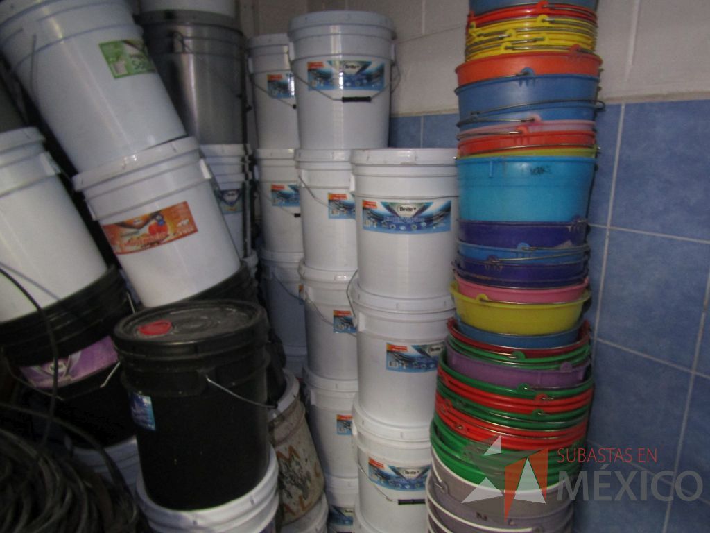 Lote 179 - (Más de 400 artículos), Contenedores para basura, Cubetas, Recogedores, Persianas... - Imagen 73