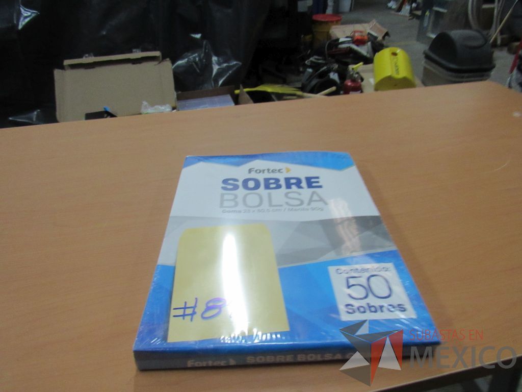 Lote 184 - Carpetas, Paquetes de hojas, Sobre bolsas, Engrapadoras y más - Imagen 133